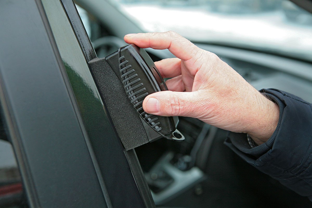 Избавьте уплотнители автомобильных дверей от примерзания.